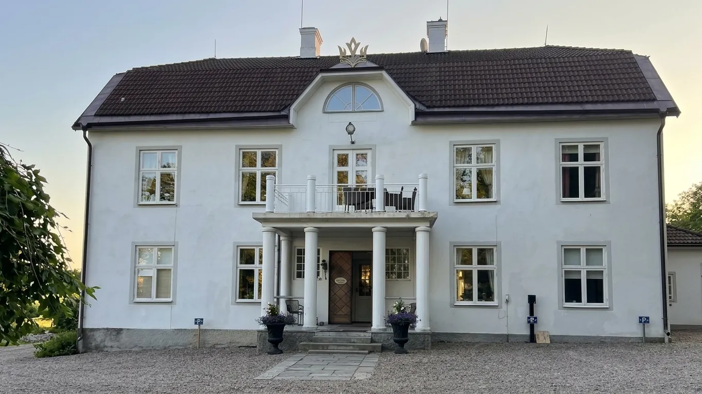 Södra Lund B&B Hotell, en vit putsad byggnad i två våningar med pelarburen balkong över entrén